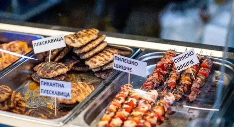 Ледената пързалка черпи децата с чай и сладкиши в събота