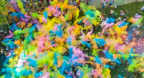 Паркът потъна в пъстри облаци от цветен прах