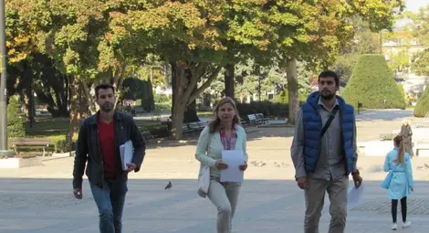 Денка Абрашева, Велизар Ташев и Деян Герасимов внасят подписката в общината.  Снимка: Русе Медиа