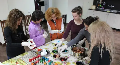 Жени ГЕРБ &ndash; Русе боядисаха великденски яйца с младежи от ЦНСТ