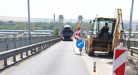 Без сериозно забавяне се преминава Дунав мост при Русе по време на ремонтните дейности