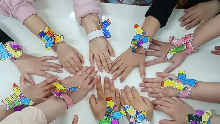 Деца и учители от русенската ДГ "Зора" подкрепиха "слънчевите деца"