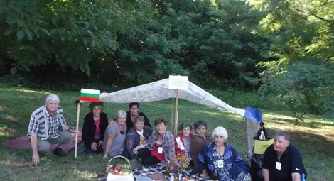 Освен че се веселиха, възрастните хора показаха на внуците си как се опазва природата.	             Снимка: Марий ПЕЙЧЕВ