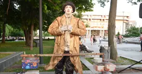 Карнавалът мести живите статуи в градинката пред библиотеката