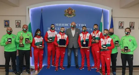 Трикратният еврошампион по бокс Радослав Росинов с плакет от спортния министър