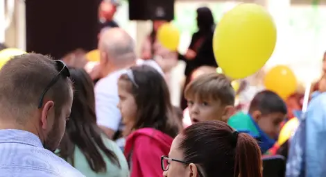 Шарено камионче и приказни герои направиха цветен детския празник