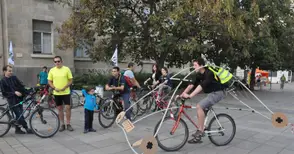 Прозрачен „автомобил“ показа колко пространство гълтат колите