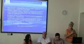 Стар и нов зам.областен един до друг на отчета за трапезарията