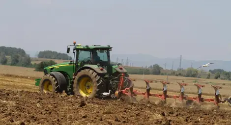 Наемането на нива за повече от година само с нотариален акт