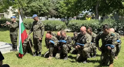 Пет военни залпа в гробищния парк „Чародейка“ в Русе отбелязаха 20-годишнината от гибелта на офицерски кандидат Валентин Донев в Ирак Пет военни залпа в гробищния парк „Чародейка“ в Русе отбелязаха 20-годишнината от гибелта на офицерски кандидат Валентин Донев в Ирак