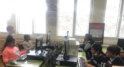Ученици от &bdquo;Алеко Константинов&ldquo; усвояват компютърни умения в читалище