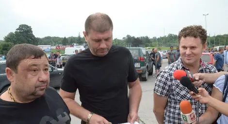 Живко Жеков, Росен Иванов и Димитър Спасов /от ляво надясно/ бяха основните организатори на протеста. Снимка: Красимир СТОЯНОВ