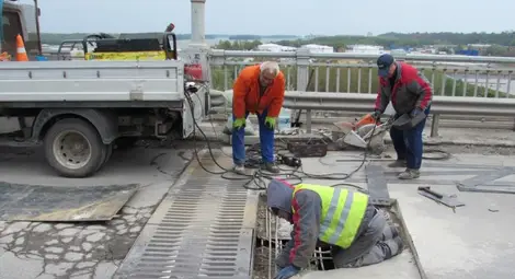 Ремонтират по спешност поредната огромна дупка на Дунав мост