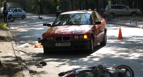 Моторист в тежко състояние след застигане и удар от БМВ