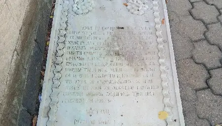 За един надгробен паметник, поставен от Костаки Маринович