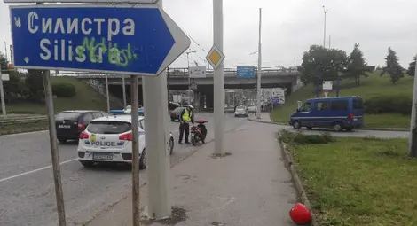 Моторист се размина леко при удар в стълб от тролейната мрежа