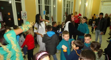 Гимназисти подариха на деца празник в очакване на Коледа