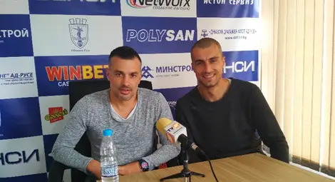 Людмил Киров и Мартин Ковачев - старши треньорът и капитанът, гледат в една посока и са оптимисти за добър резултат на стадиона във Варна.                                   Снимка: Георги ХРИСТОВ