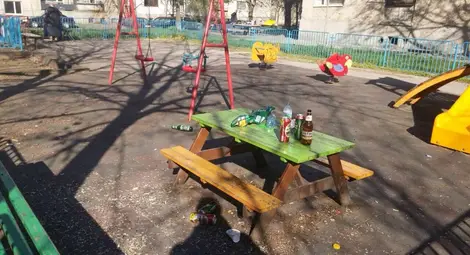 Детска площадка в &bdquo;Здравец&ldquo; отново превърната в пивница