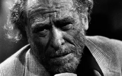 Във времена на конформизъм пише за онези, чието съществуване никой не желае - грозните, самотните, лудите