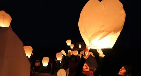 Летящи фенери ще озарят кея на фона на „Лунна светлина“ от Дебюси Летящи фенери ще озарят кея на фона на „Лунна светлина“ от Дебюси