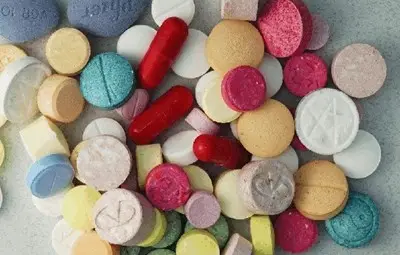 Уплашен от полицаи наркоклиент опитал да глътне пакетче дрога