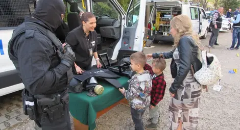 Деца и родители видяха на живо какво работи полицията