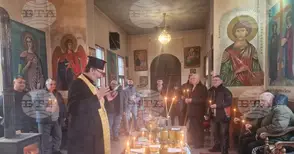 Пчеларите в Разград почетоха свети Харалампий с освещаване на меда в храма „Св. Георги Победоносец“