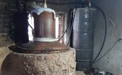 Русенски митничари откриха близо тон нелегална ракия