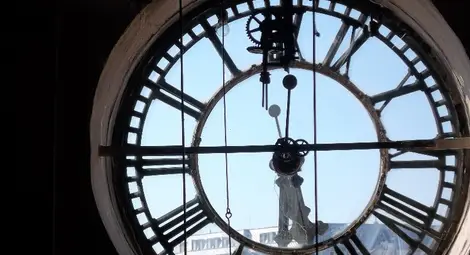 Вековният часовник на библиотеката се пошегувал с човека, който го върнал към нов живот