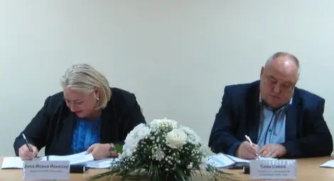 Сава Савов подписва договора за заема от ЕБВР.                                                             Снимка: ВиК