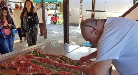 Майстори на ножа от &bdquo;Голямо Враново&ldquo; правят карта на България на световното по транжиран