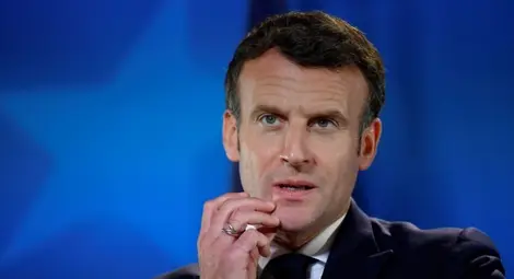 Удариха шамар на Макрон