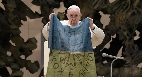 Папа Франциск целуна украинско знаме, изпратено му от Буча