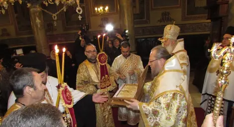 Румънският патриарх Даниил дари на Русе ризата на св.Димитър Басарбовски