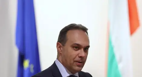 Трябва да се намери баланс между социалния пакет на военнослужещите и способностите, по които има дефицити, каза министър Драгомир Заков