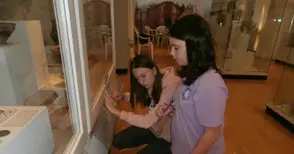 Ученици разпознаваха амфори, оръжия и украшения в музея