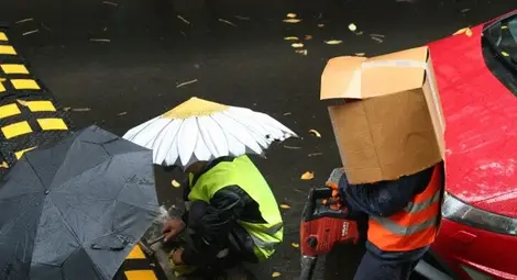 Маргаритка набива дюбели с чук...