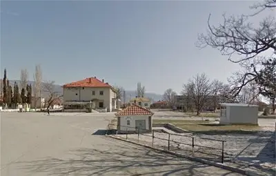 Приеха 14-годишен в болница с черепна травма след сбиване в училище в Сливен