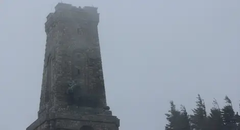 Хиляди българи изкачиха връх Шипка