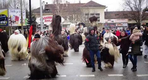 Кукери дефилират в Благоевград, гонят и злините от града