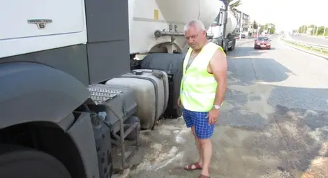 Капак на шахта проби резервоара на  румънски камион на булевард &bdquo;Друм бум&ldquo;