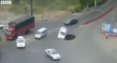 Мъж се измъкна на косъм от падане в голяма дупка на път в Китай /видео/