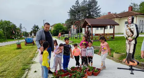 Нови цветни градини променят облика на Караманово /галерия/