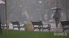 Обявен е оранжев код в 7 области за дъжд и вятър
