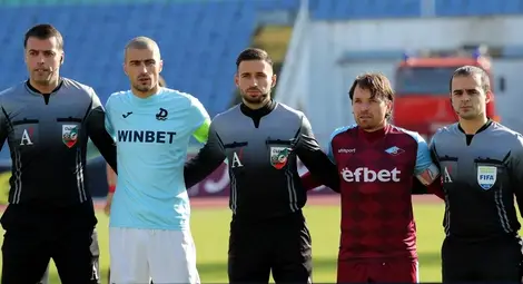 Съдийската бригада и двамата капитани Мартин Ковачев и Борис Галчев се снимат преди началото на мача. Още не се знае, че Радослав Гидженов ще се окаже сляп след час игра. Съдийската бригада и двамата капитани Мартин Ковачев и Борис Галчев се снимат преди началото на мача. Още не се знае, че Радослав Гидженов ще се окаже сляп след час игра.