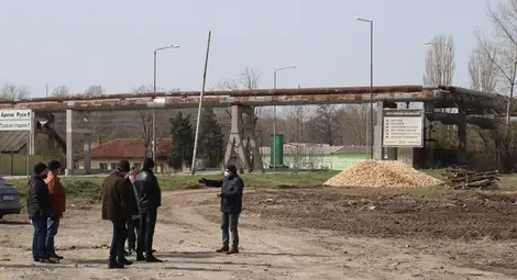 Пристанището прави паркинг за 60  камиона заради опашките на Дунав мост