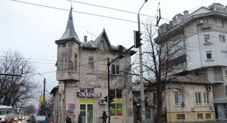 Община Русе предупреди с писмо сина на Мария Димова за опасна кула на общ имот