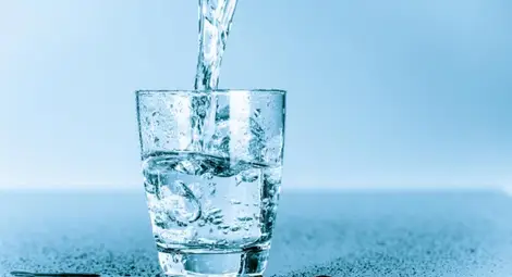 Чаша вода на гладно сутрин за добро настроение и здрав стомах