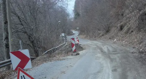 Пътят край Рилския манастир пропадна /галерия/ Пътят край Рилския манастир пропадна /галерия/